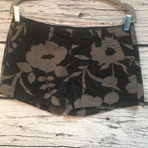 Old Navy Black/Gray Floral Short-Shorts. Size 2.